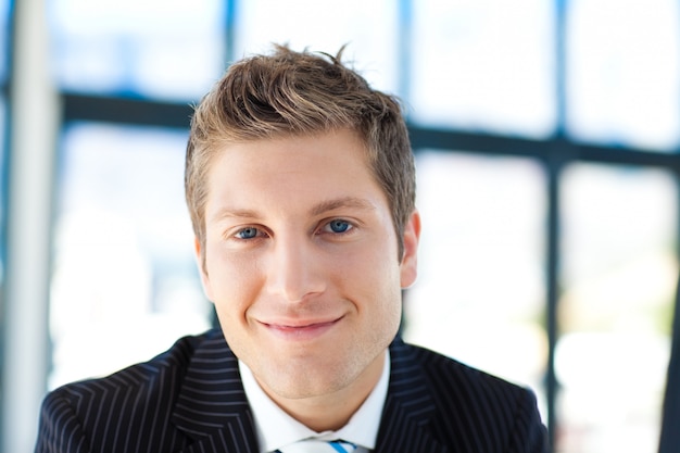 Joven empresario sonriendo a la cámara