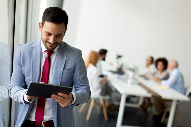 Joven empresario con tableta digital en la oficina