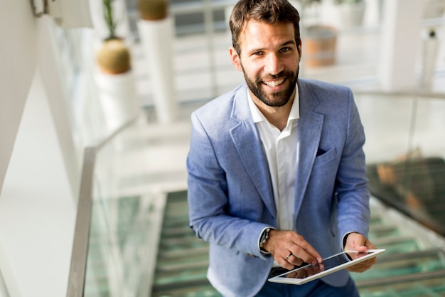 Joven empresario con tableta