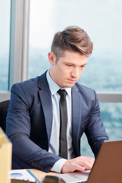 Joven empresario trabajando en oficina