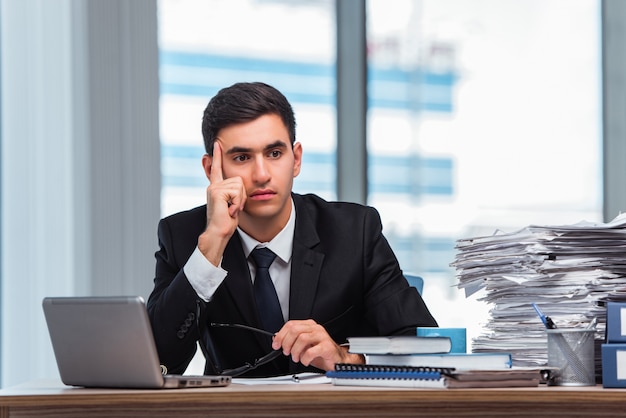 Joven empresario trabajando en la oficina