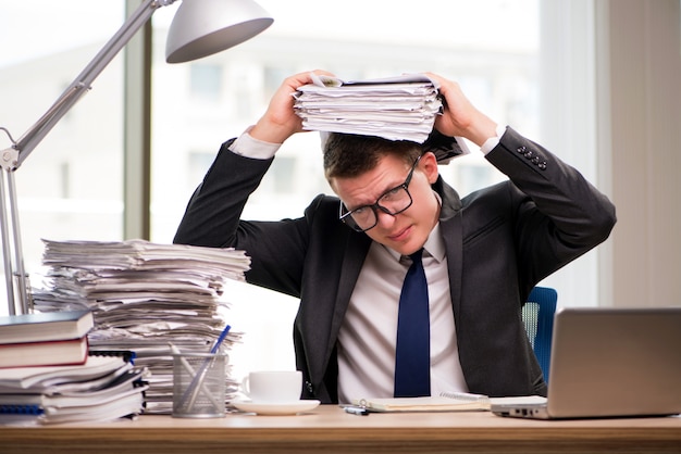 Joven empresario trabajando en la oficina