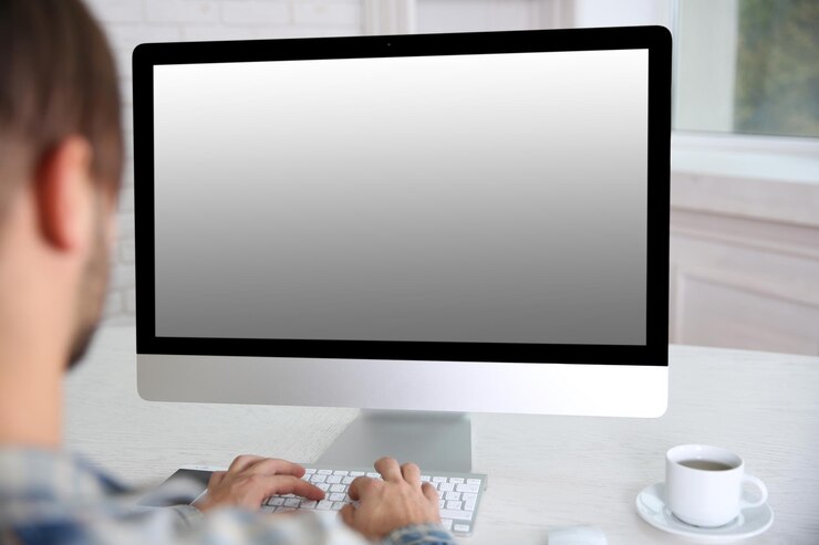 Foto joven empresario trabajando con su computadora de cerca