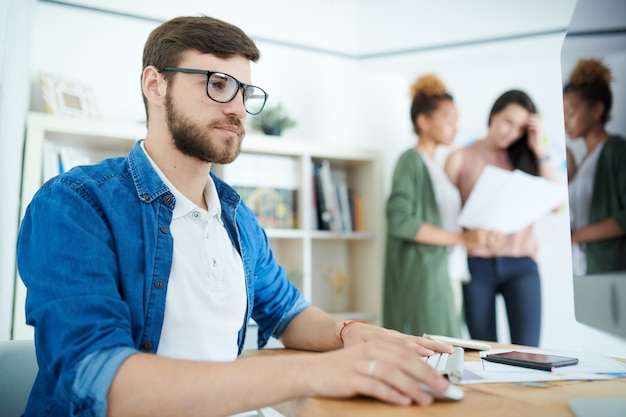 Joven empresario en el trabajo