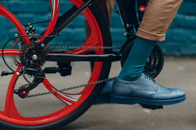 Joven empresario en un traje con una bicicleta