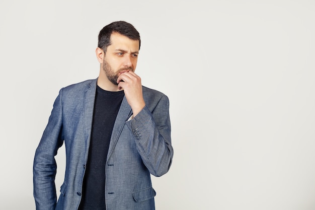 Joven empresario con traje gris