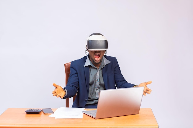 Joven empresario usando auriculares vr sintiéndose emocionado