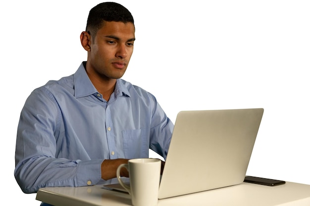 Joven empresario usando una computadora portátil