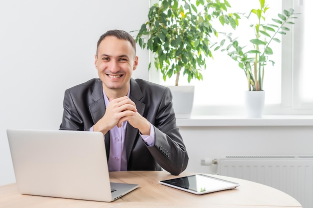 Joven empresario usando su computadora portátil, de cerca.