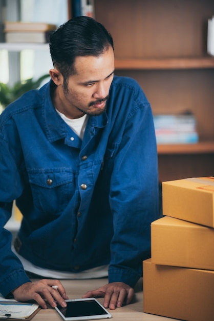 Joven empresario vendiendo productos en línea en él lugar de trabajo.