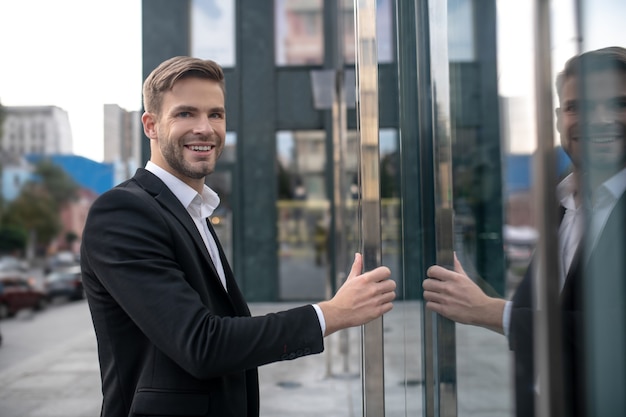 Joven empresario vistiendo traje