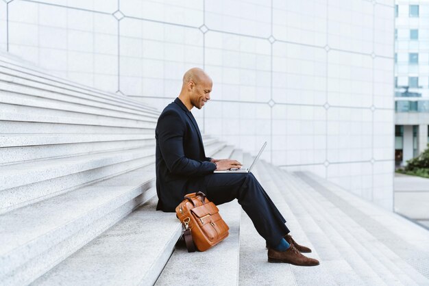 Joven empresario yendo a trabajar por la mañana