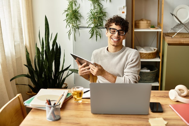 Joven encantador disfrutando de un momento de creatividad en un acogedor espacio de trabajo