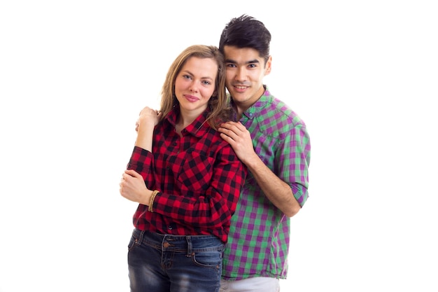 Foto una joven encantadora con cabello castaño largo y un joven agradable con cabello oscuro en camisas a cuadros de fondo blanco en el estudio