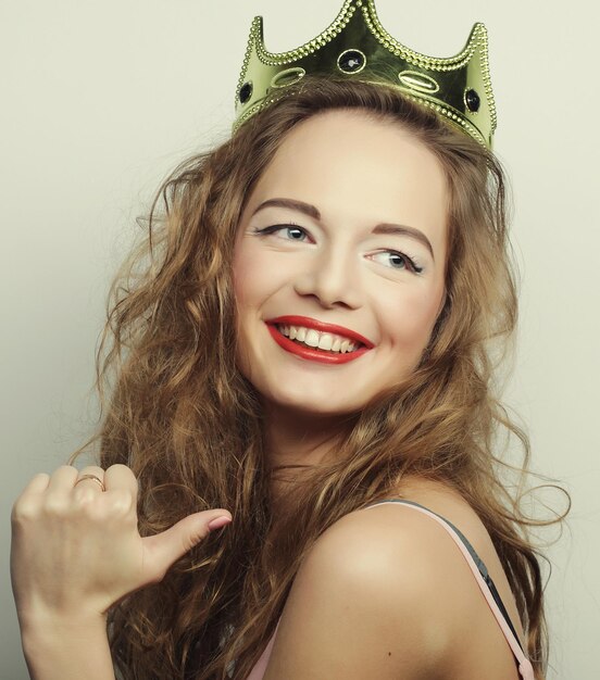 Foto joven y encantadora mujer con corona