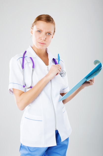 Joven enfermera llena una tarjeta médica