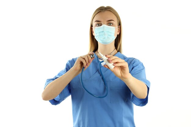 Joven enfermera en máscara aislada sobre fondo blanco, tratamiento de frío estacional