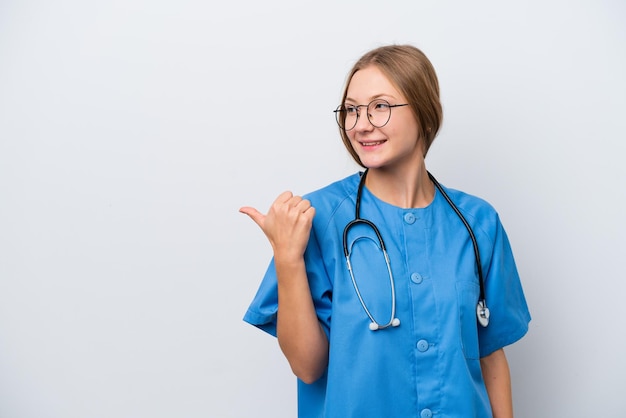 Joven enfermera médico mujer aislada sobre fondo blanco apuntando hacia un lado para presentar un producto