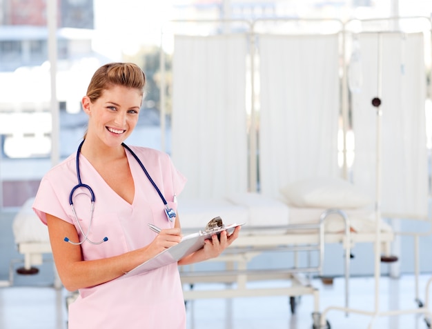 Joven enfermera trabajando en un hospital