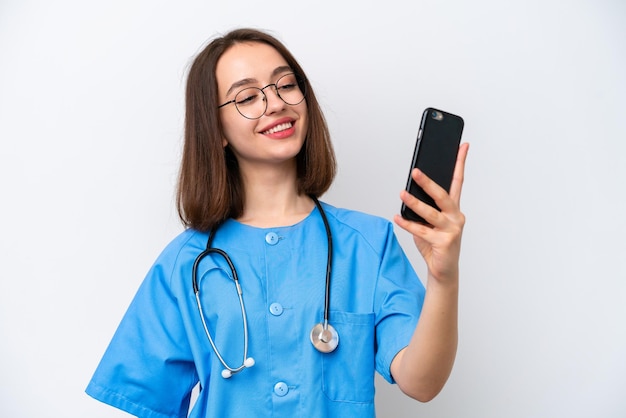 Joven enfermera ucraniana aislada en fondo blanco haciendo una selfie