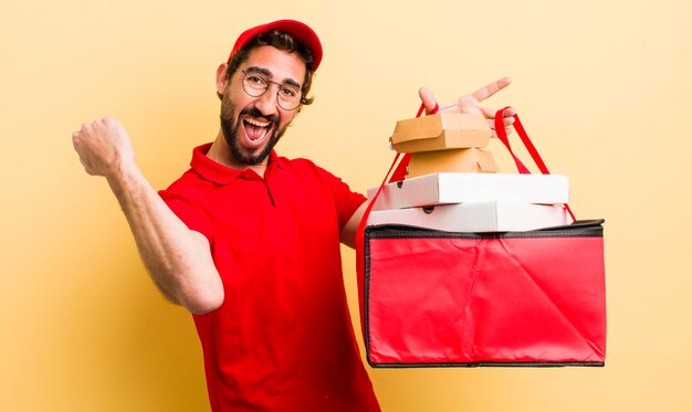 Joven entrega el concepto de comida rápida para llevar