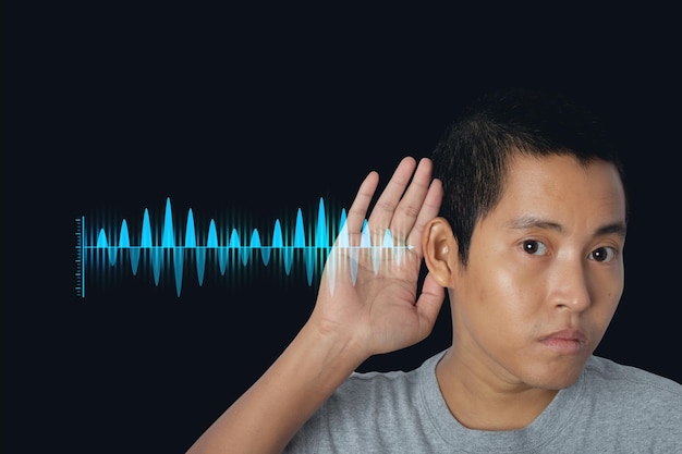 Joven entrega la oreja escuchando rumores o chismes con ondas sonoras