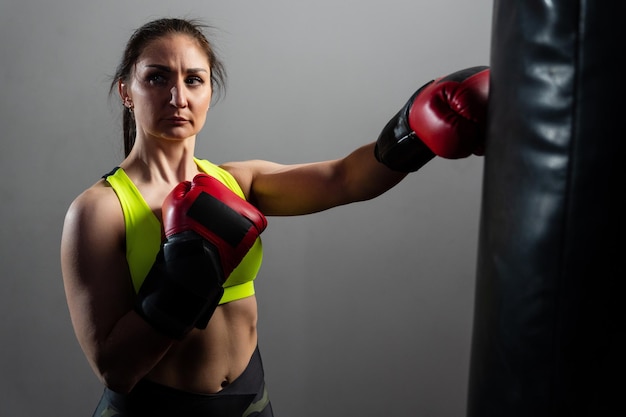 Una joven entrena en un saco de boxeo