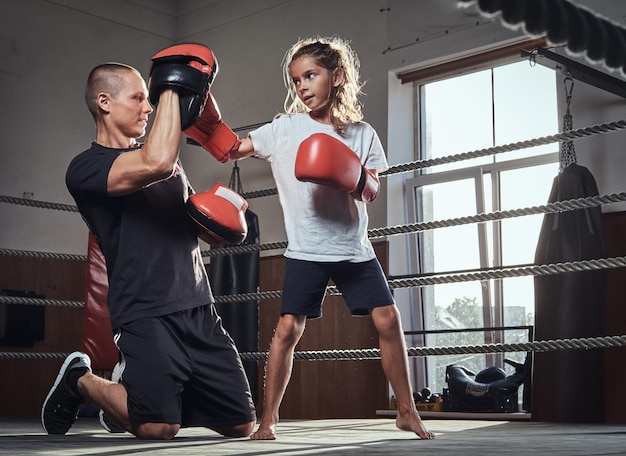 El joven entrenador de boxeadores está entrenando a una nueva boxeadora para competencias especiales.