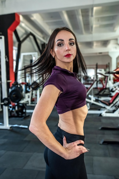 Joven entrenadora descansa en el gimnasio deportivo para un estilo de vida activo y saludable