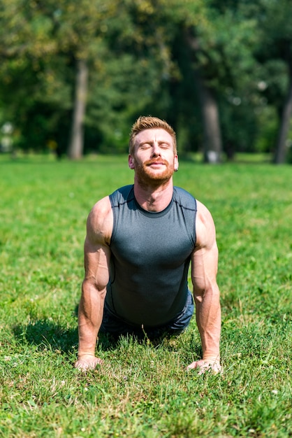 Joven entrenamiento en el parque