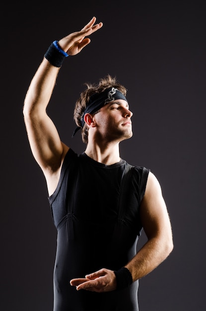 Joven entrenando para bailes de ballet