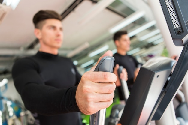 Joven entrenando en el gimnasio