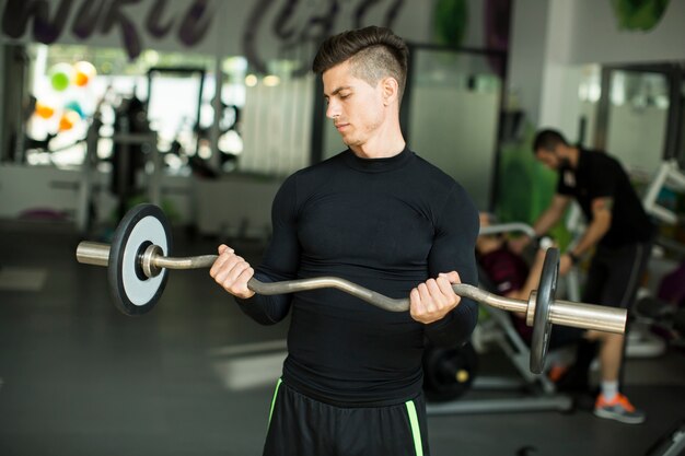 Joven entrenando en el gimnasio