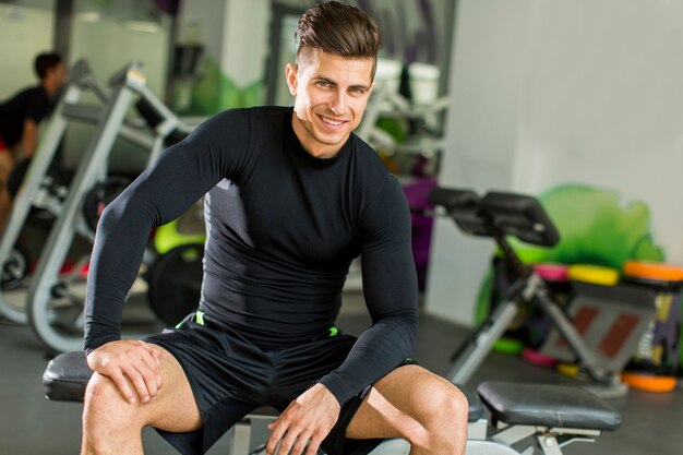 Joven entrenando en el gimnasio