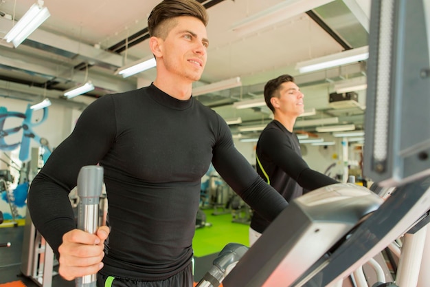 Joven entrenando en el gimnasio