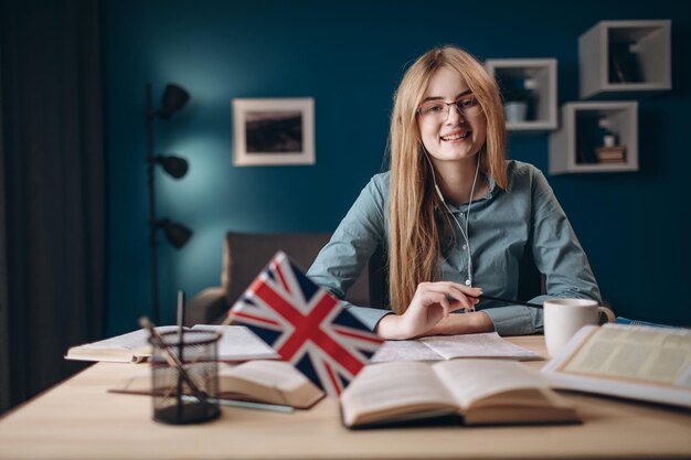 Joven entusiasta estudiando inglés en casa