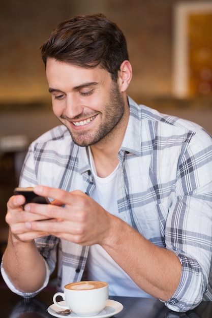 Joven enviando un mensaje de texto