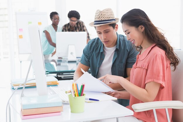 Joven equipo creativo que trabaja en el escritorio