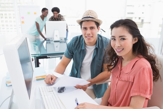 Joven equipo creativo que trabaja en el escritorio