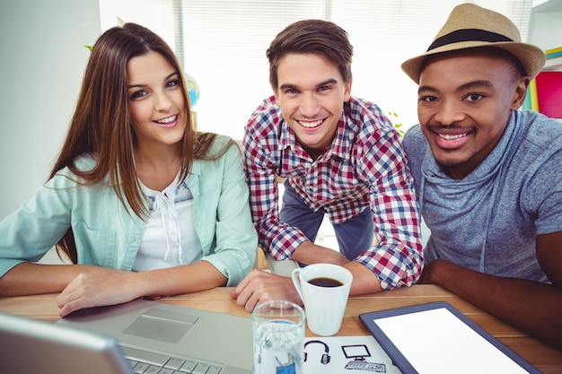 Joven equipo creativo trabajando juntos