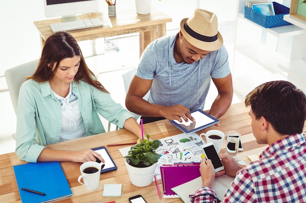 Joven equipo creativo trabajando juntos