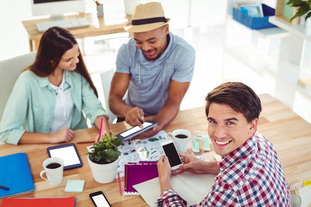 Joven equipo creativo trabajando juntos