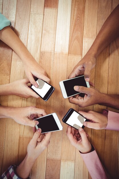 Foto joven equipo creativo usando teléfonos