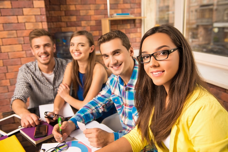 Foto joven equipo de iniciativa activa trabajando con un proyecto empresarial