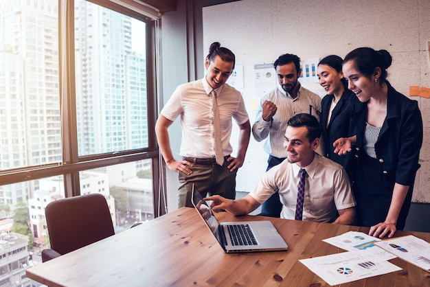 Foto joven equipo de negocios trabajando juntos