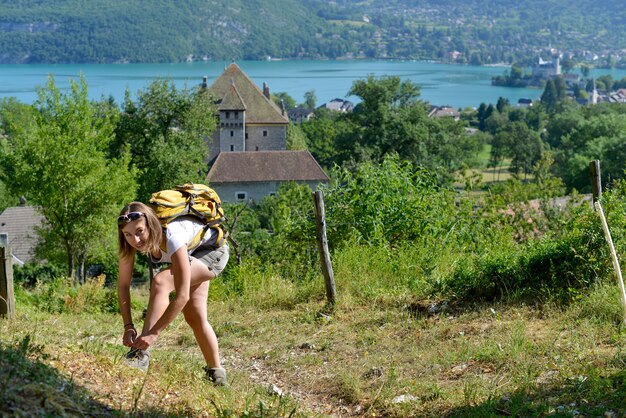 Joven es senderismo en los Alpes