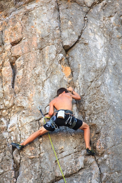 Joven escalador en la roca de Sistiana, Trieste