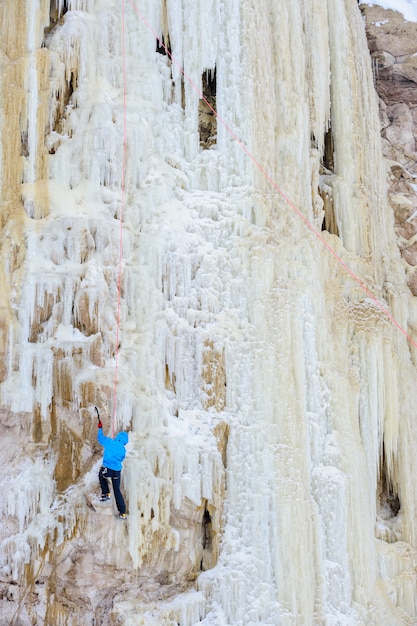 Joven escalando el hielo