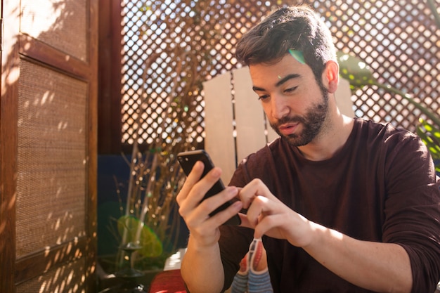 Foto joven escribiendo un mensaje