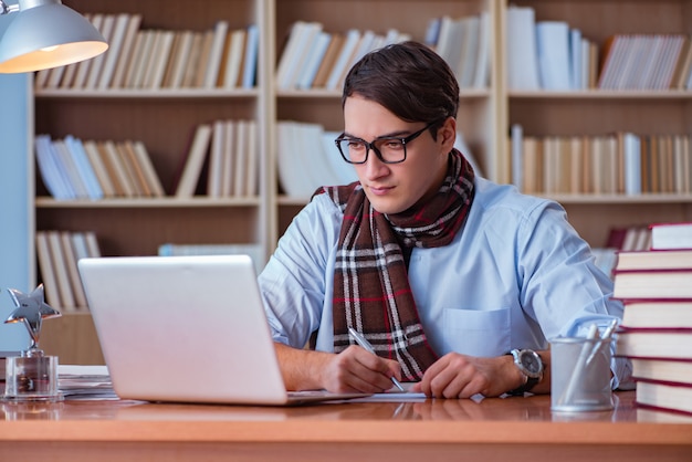 Joven escritor escribiendo en la biblioteca